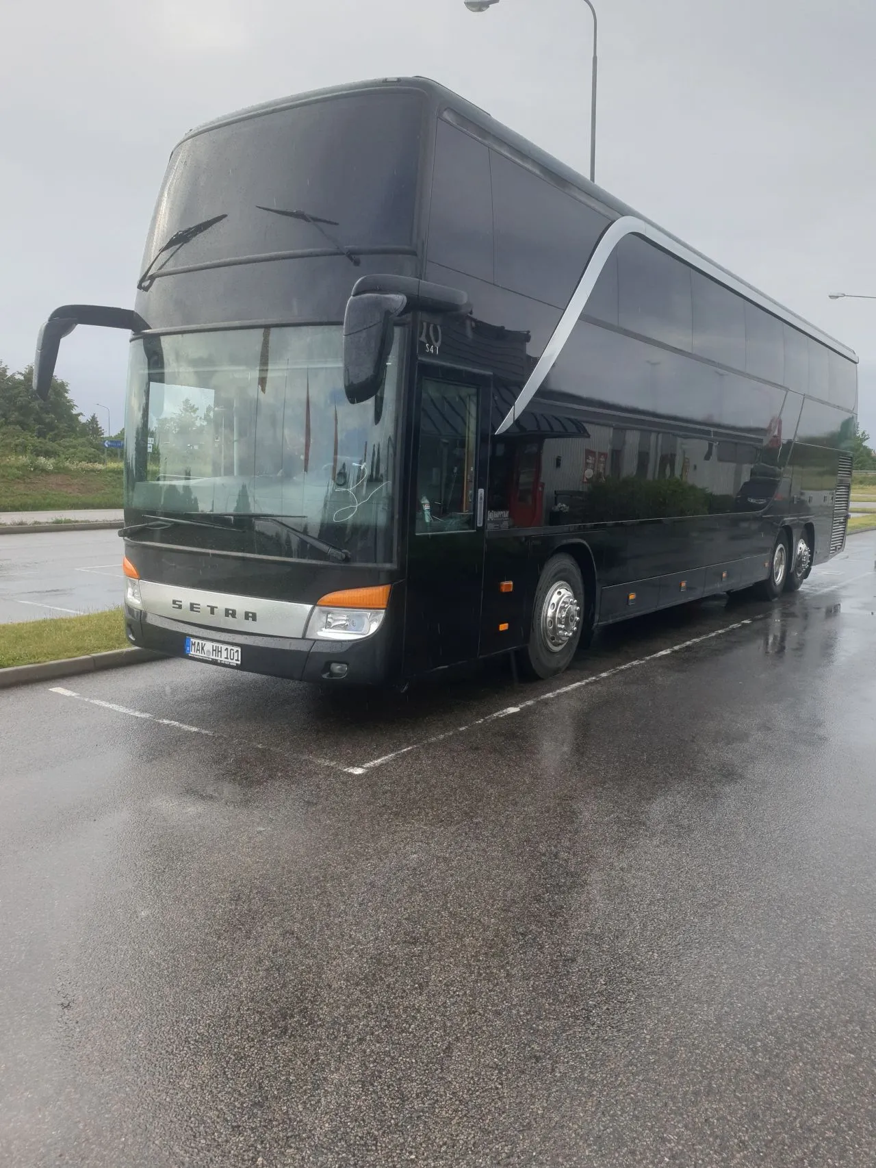 Mörk dubbeldeckarbuss av modell Setra, redo för nattlig turnékörning